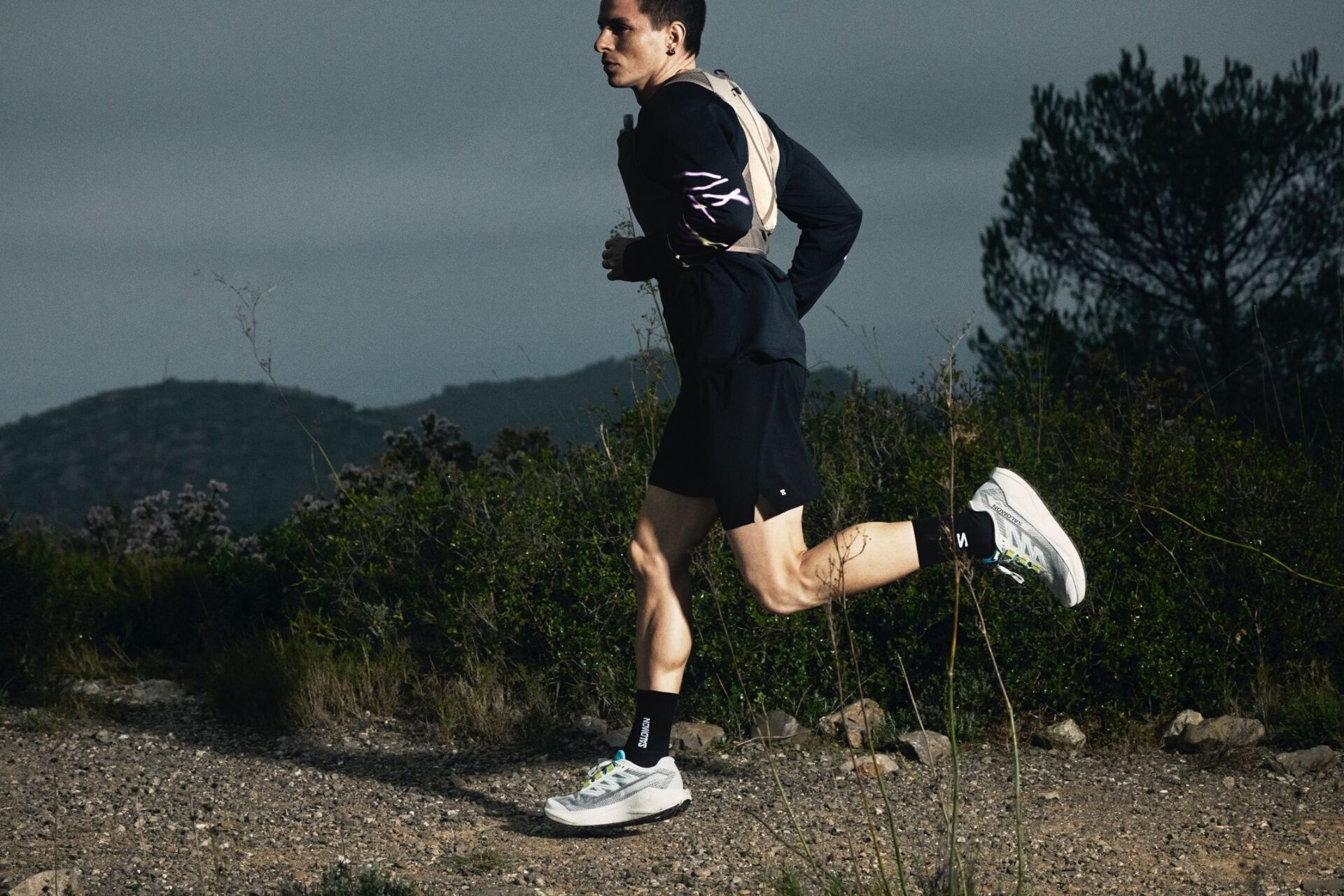 Coureur en Salomon Aero Blaze 4 GRVL sur un chemin de gravier (photo Salomon)