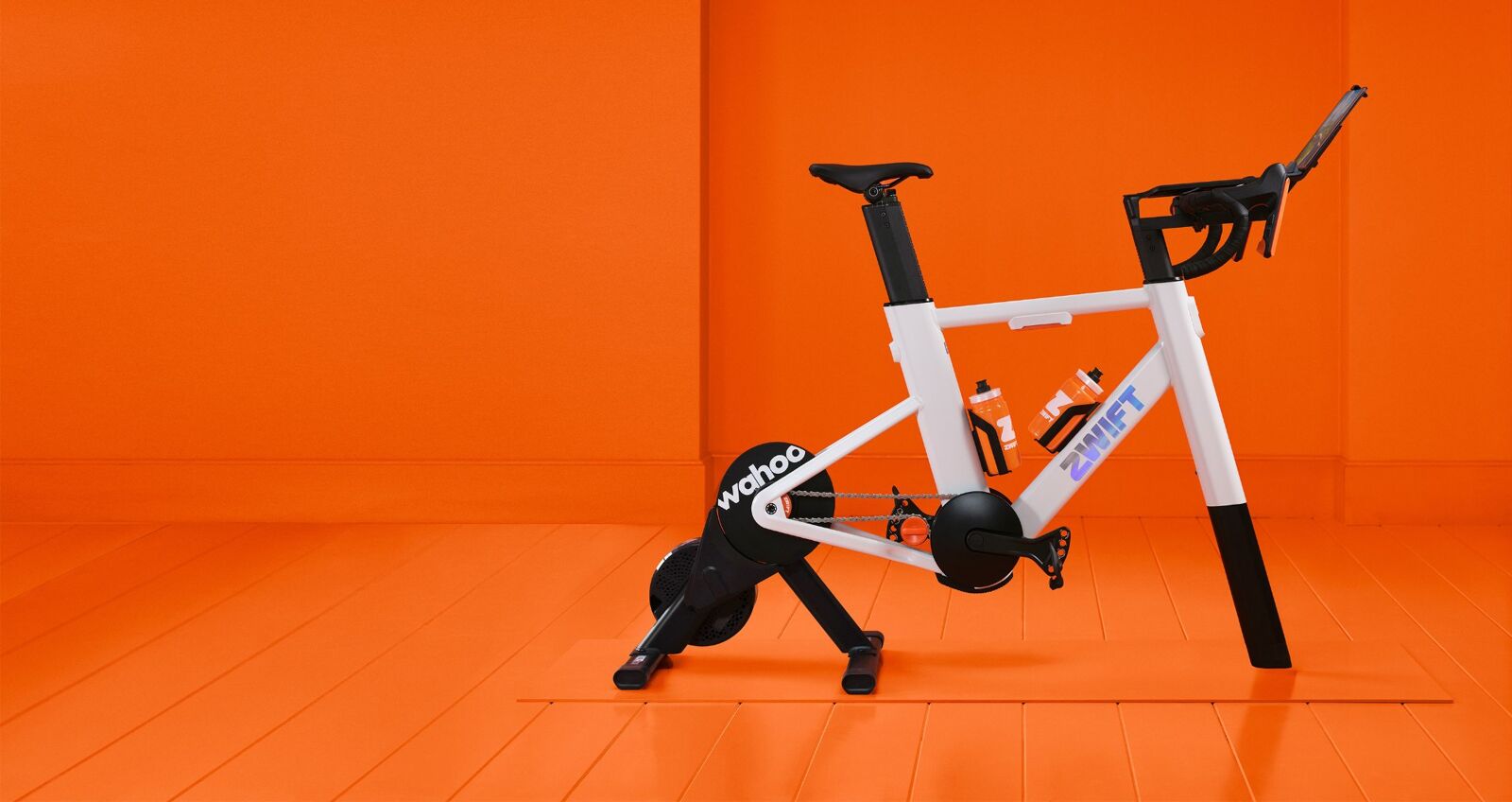 Vélo connecté Zwift Ride V2 sur home trainer Wahoo KICKR CORE 2