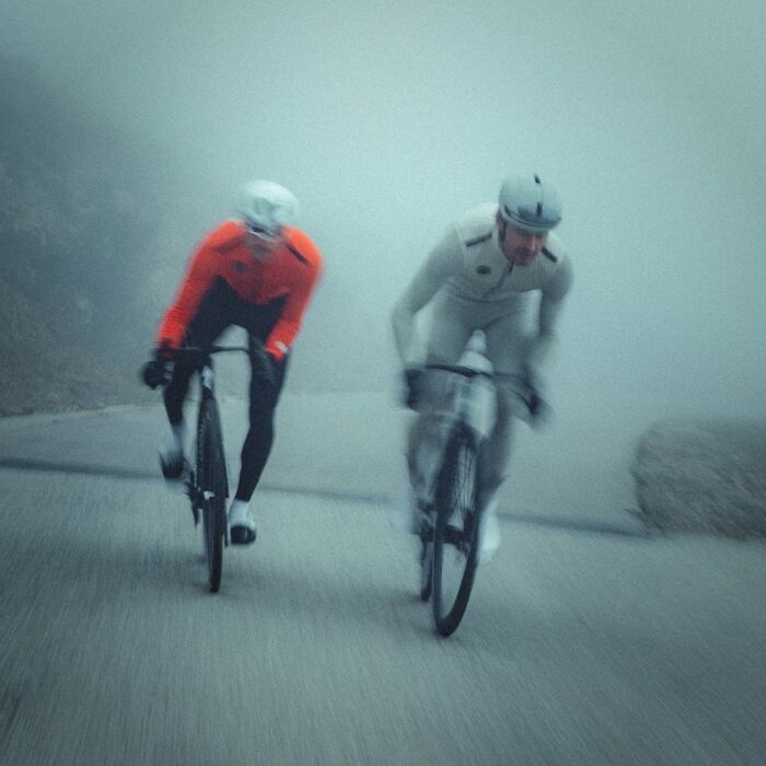 Deux cyclistes à l’entraînement dans le brouillard, préparation hivernale du triathlon