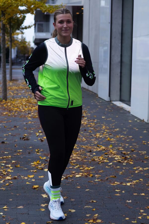 Coureuse avec le bodyglower GoFluo Andreas Multi Green
