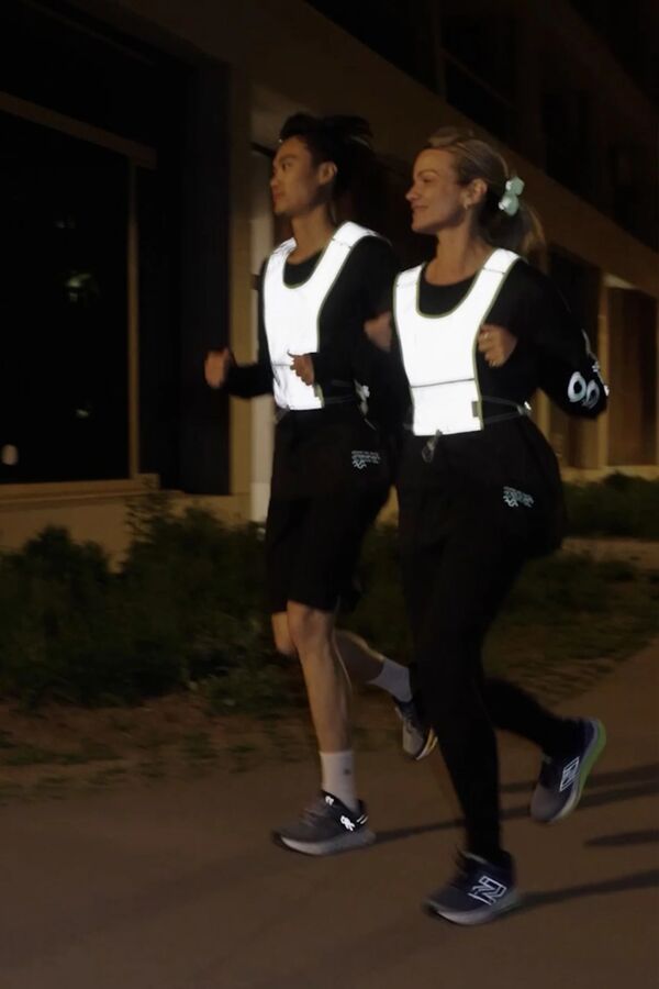 Coureuses de nuit avec le gilet réfléchissant GoFluo Pace