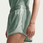 Nike - Short de course Dri-FIT à taille mi-haute avec slip intégré pour femme