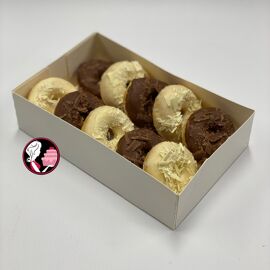 doosje gevuld met chocolade gedipte mini donuts