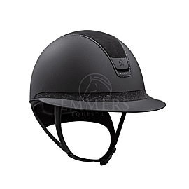 SAMSHIELD 2.0 MISS SHIELD SHADOWMATT ZWART / TOP ALCANTARA ZWART / FRONTAL BAND CRYSTAL FABRIC ZWART / TRIM MAT ZWART FULL SWAROVSKI JET HEMATITE / BLAZON MAT ZWART