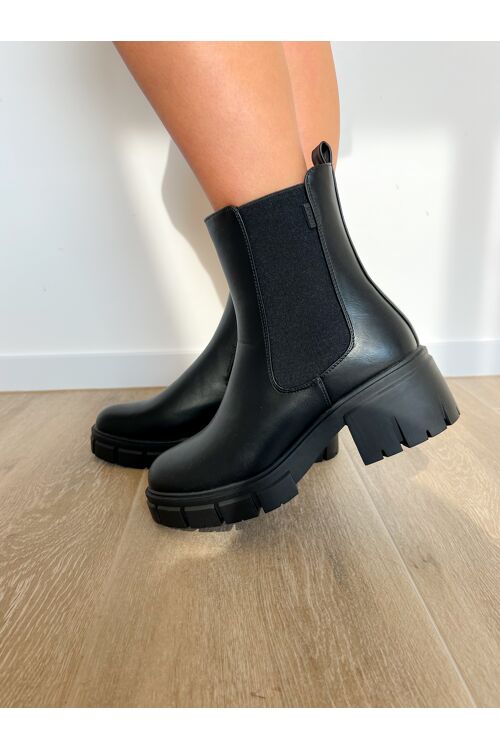 Perfect black boots