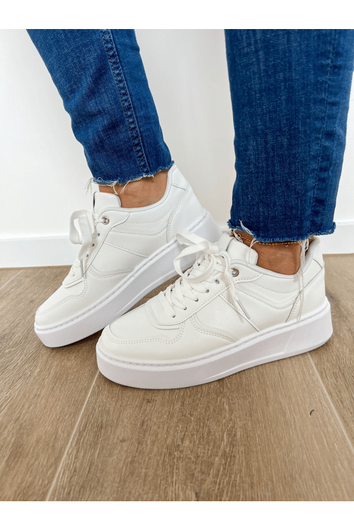 Basic white sneaker