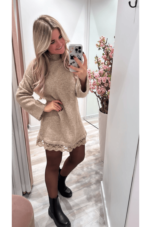 dress lace detail