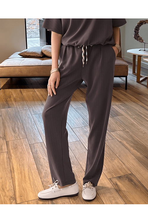 BROEK TAPERED PINESTRIPE SCUBA DARK CHOCOLATE