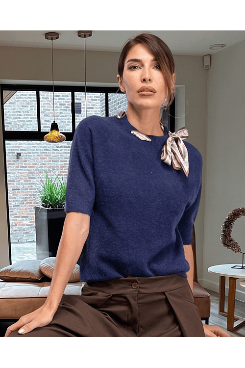 TRUI MET NEKSJAALTJE BLAUW